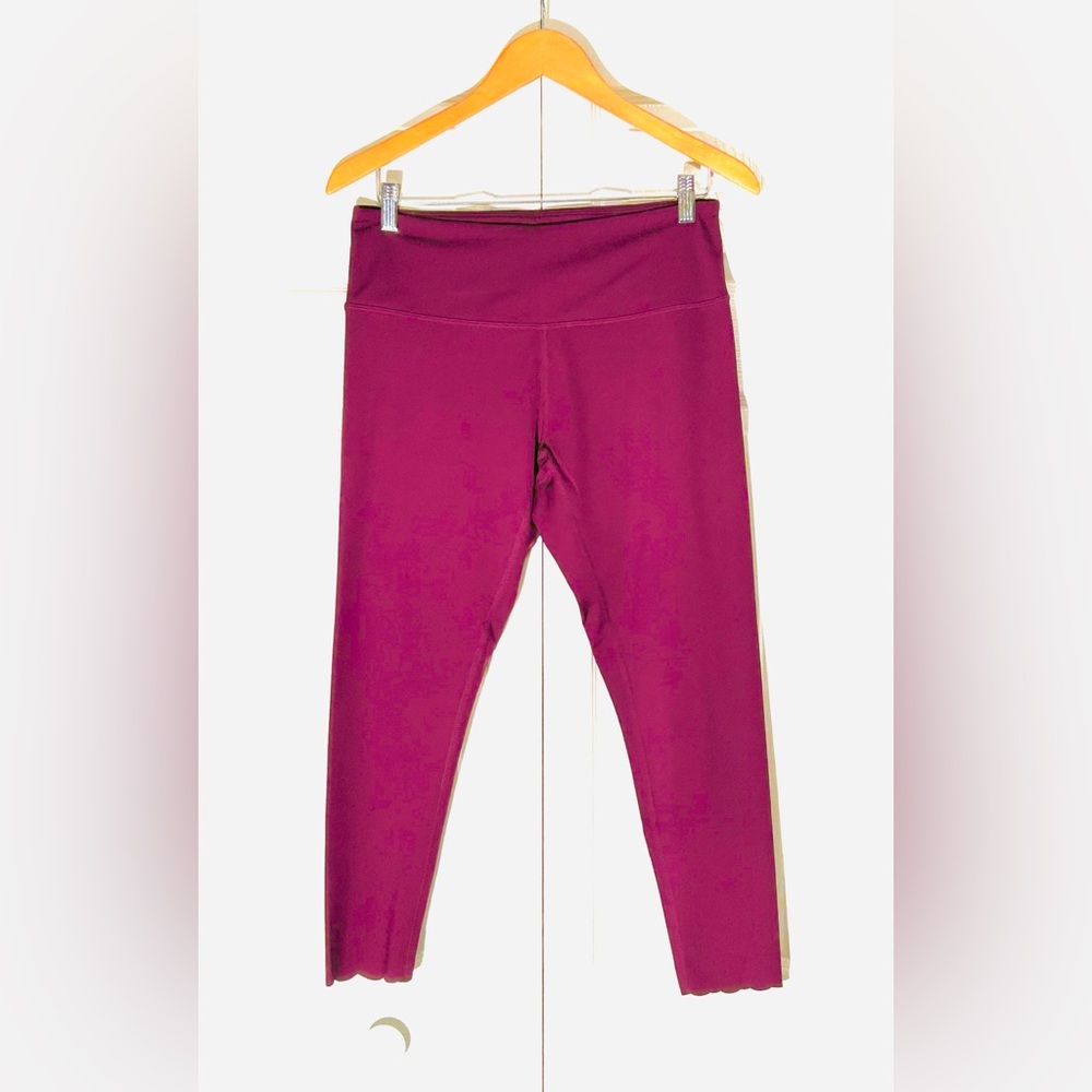 Zella Raspberry Capri leggings with Scalloped Detail, NWOT’s